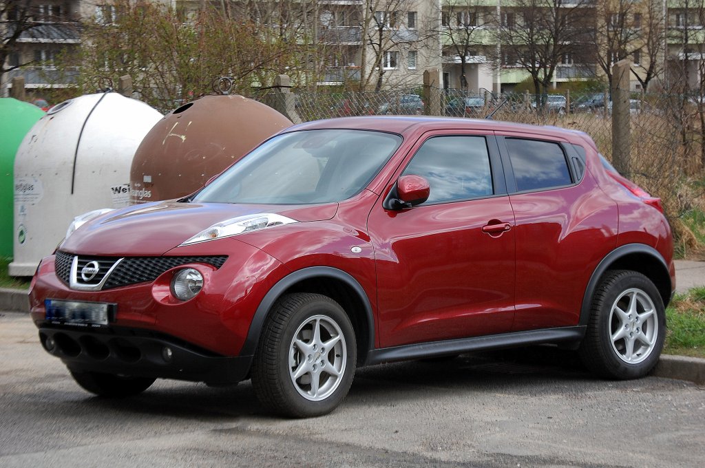 Und noch ein Crossover SUV Nissan Juke, ich liebe dieses Modell, einfach geniales Design, 02.04.12 Berlin-Pankow. 