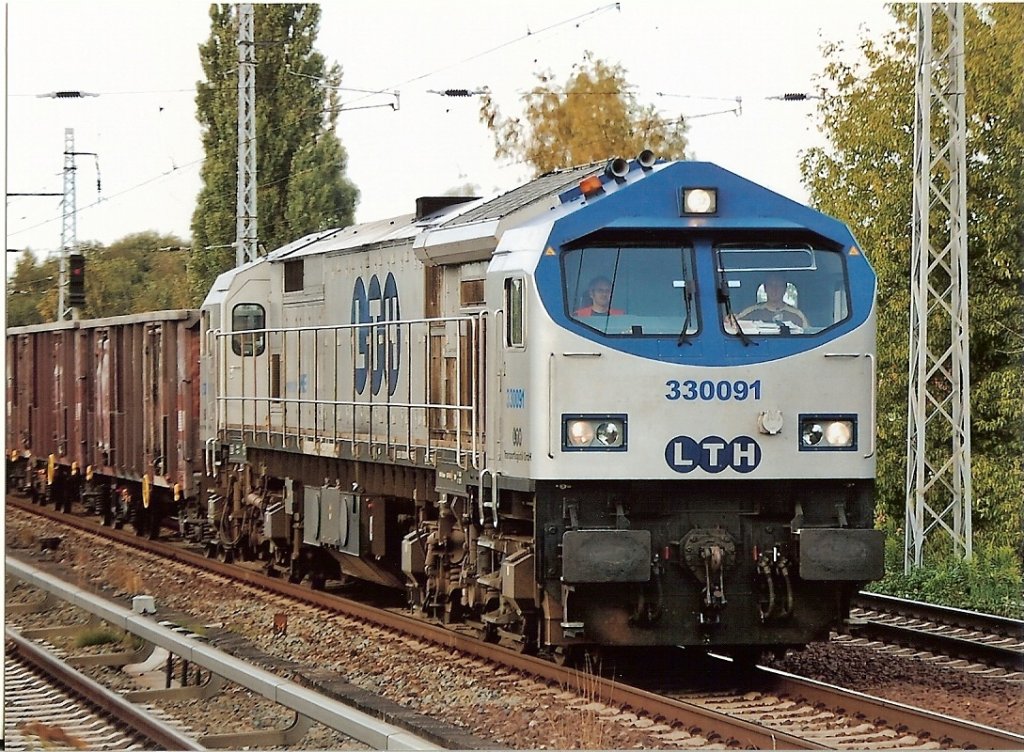 Und noch eins vom Blue Tiger OHE 330091 (92 80 1250 0009-8 D-OHE) am 11.08.08 mit einem Ganzzug offener G�terwagen in Berlin-Karow.