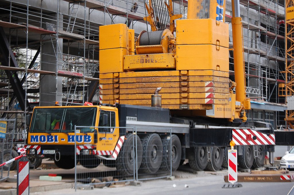 Und weil er mir t�glich immer wieder vor die Linse kommt wenn ich zur S-Bahn Berlin-Pankow gehe, der LIEBHERR LTM 1500 von MOBI-HUB nun schon seit einer Woche vor Ort t�tig, 03.04.12 Berlin-Pankow.