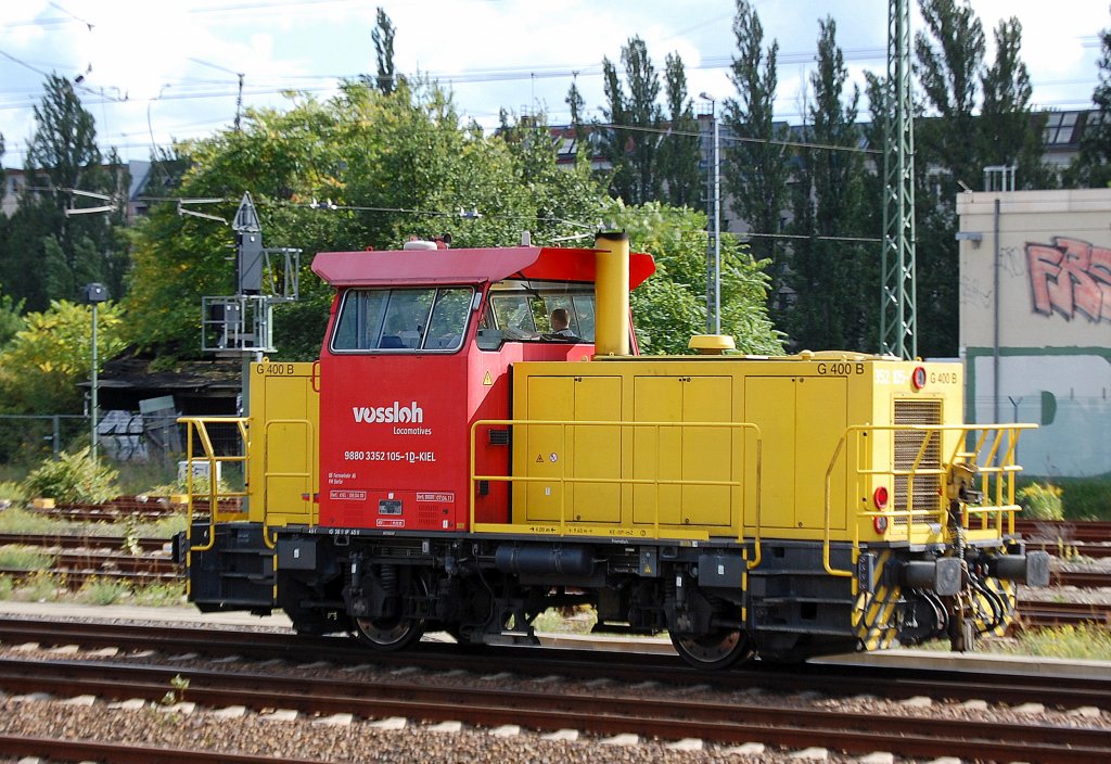 Und wiederum eine MaK G 400 B die neuerdings �fter schon meinen Weg kreuzte, die 352 105-1 (98 80 3352 105-1 D-KIEL), wenn ich richtig recherchiert habe in Besitz der DB, ob sie auch f�r die Fa. northrail t�tig ist kann ich im Moment noch nicht so genau sagen, 15.09.10 Richtung Berlin-Wedding am Gbf. Berlin-Moabit. 