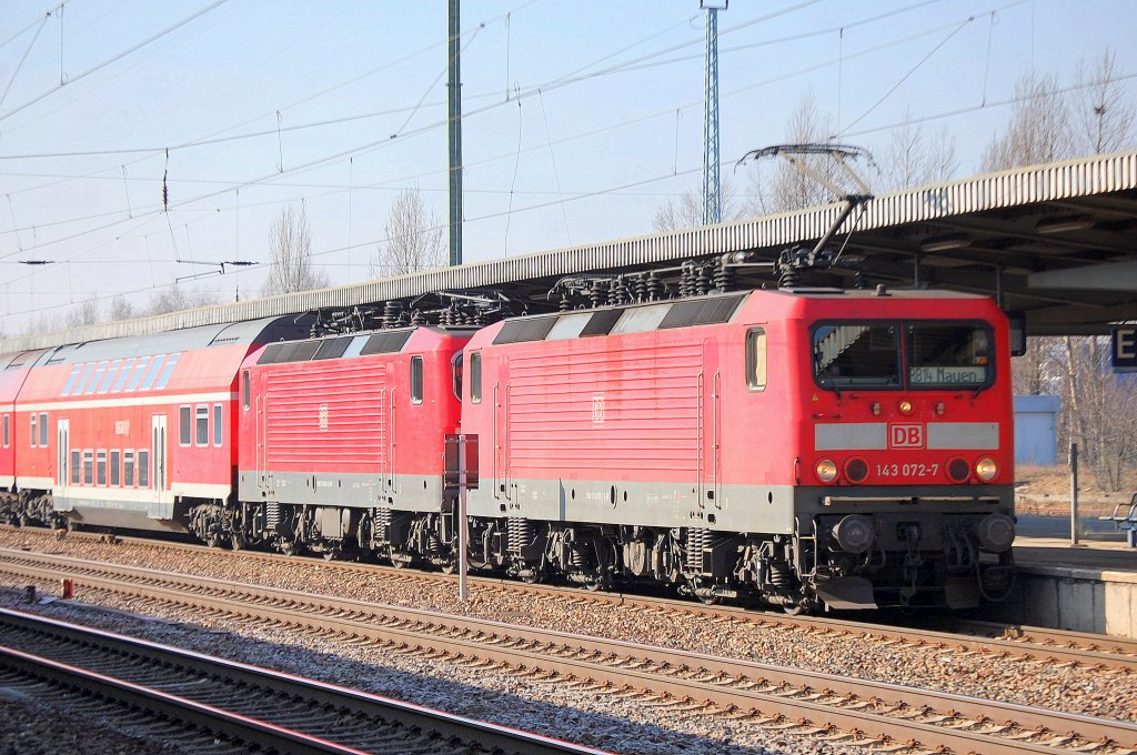 Ungew�hnlich, ein regul�rer RE14 nach Nauen mit einer 143 072-7 als Zuglok mit 143 809-2 am Haken (vielleicht deffekt?) im Bhf. Flughafen Berlin-Sch�nefeld abfahrtbereit am 23.02.11 