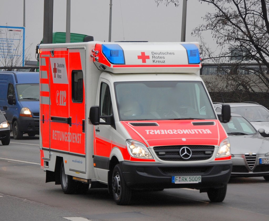 Ungew�hnlich weit ging anscheinend diese Fahrt eines DRK RTW (MB Modulkasten) aus Frankfurt/Main, 30.01.09 Berliner Stadtautobahn H�he Spandauer Damm Br�cke. 