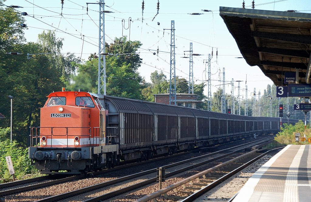 Ungew�hnliche Fuhre f�r eine LOCON V100�r, LOCON 212 (293 503-9) mit einem langen Ganzzug Schiebewandwagen Richtung Bernau am 11.09.12 Berlin-Karow.  