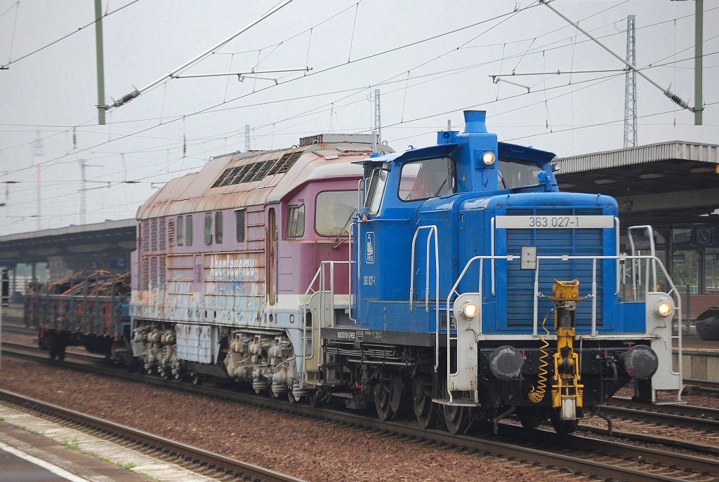 Ungew�hnlicher Zug, die PRESS 363 027-4 hat die alte ausgemusterte 232 387-1 (Abenteuerzug) am Haken und einen Drehgestellflachwagen mit alten Gleisbohlen, Kurzhalt im Bhf. Flughafen Berlin Sch�nefeld, 09.09.10  