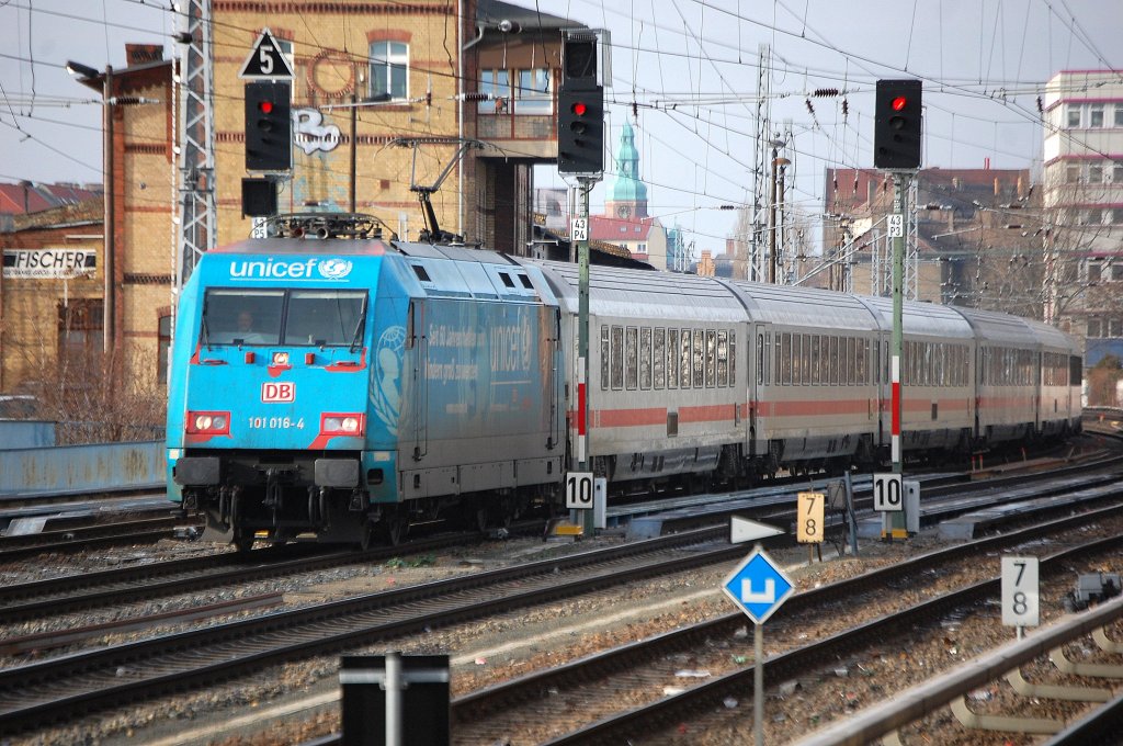 unicef 101 016-4 mit IC Richtung Berlin-Rummelsburg, 22.01.11 Berlin Greifswalder Str.