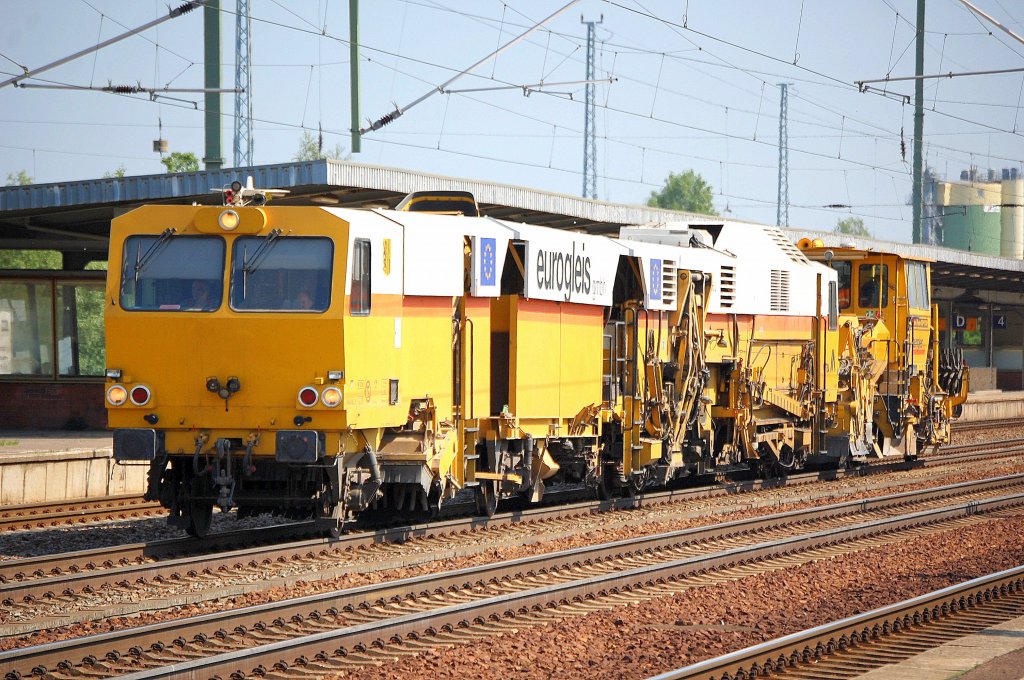 Universalstopfmaschine B 66 U m. Schottersilo (97 43 39 501 17-9) der EUROGLEIS GmbH + Schotterplaniermaschine am 18.05.11 Bhf. Flughafen Berlin-Ssh�nefeld.