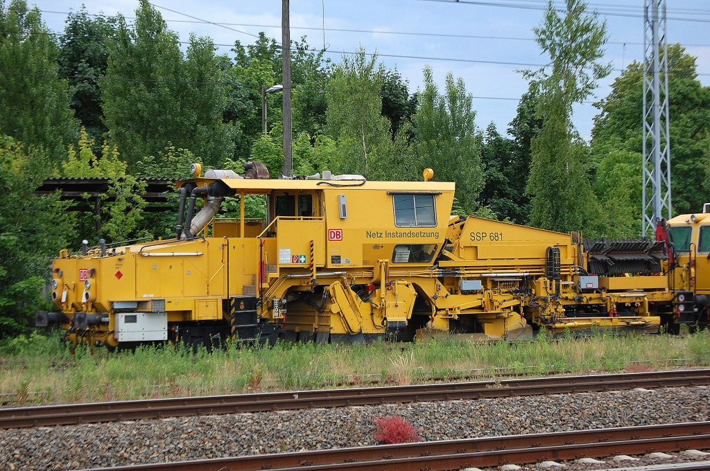 Universalstopfmaschine USP 2000 von P&T der DB Netz AG (Maschinenpool) interne Nr. SSP 681 eingestellt als Schweres Nebenfahrzeug mit der Nr. 97 16 32 0014 17-0 aaaangehakt an eine Stopfmaschine der DB Netz Instandsetzung (USM 661) abgestellt am 11.06.12 Berlin-Blankenburg.