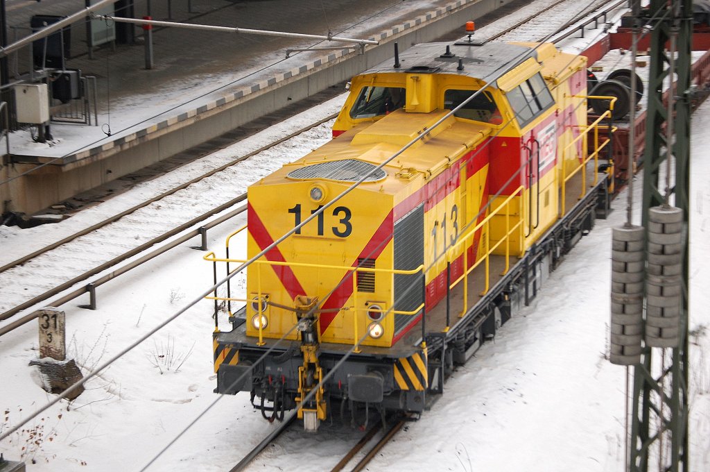 Unterwegs im Auftrag der Berliner S-Bahn verkehren t�glich MEG Dieselloks zwischen den S-Bahnbetriebshallen in Berlin, hier MEG 113 (92 80 3298 088-6 D-MEG, Bj.1968), 21.01.10 H�he Berlin Kaiserdamm. 