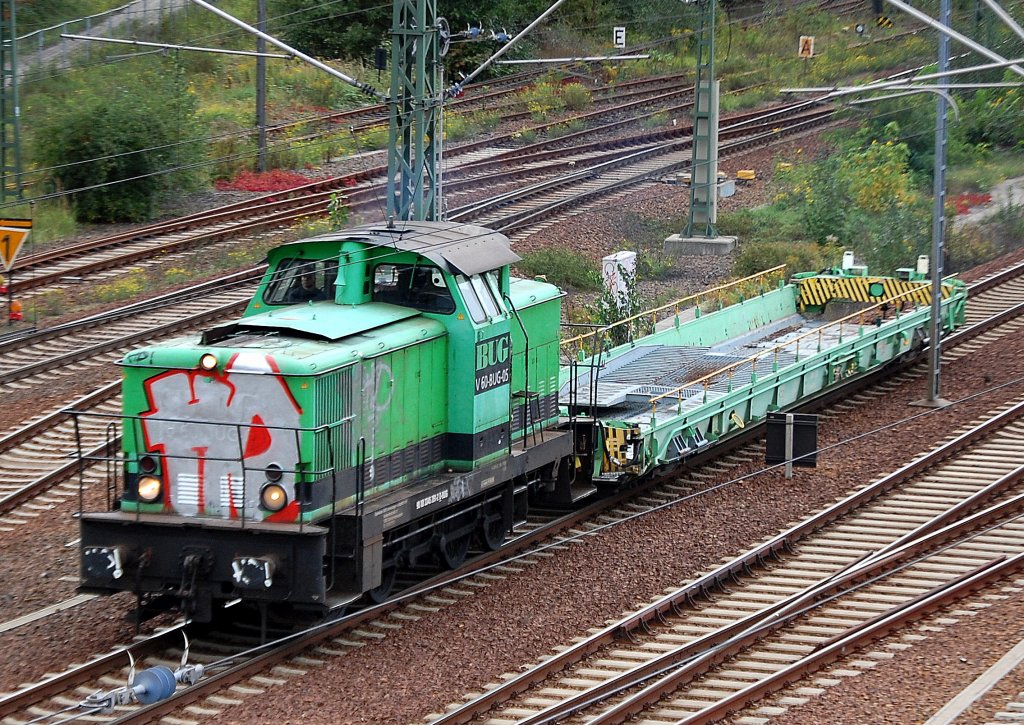 V 60-BUG-05 der BUG Verkehrsbau AG mit einem Drehgestellflachwagen f�r Fahrzeugtransporte Richtung Berlin Wedding, leider ist die Lok im Moment wie so viele Bahnfahrzeuge aus Berlin + Umland massiv mit Graffiti beschmiert, das Problem hat sich momentan noch mal versch�rft und scheint �berhaupt nicht mehr im Griff zu sein, 29.09.10 Berlin-Westhafen.