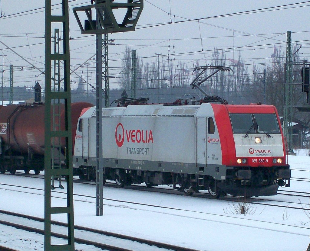 Veolia Transport (neu CapTrain) 185 650-9 (91 80 6185 650-9 D-VC, Bj.2009) mit einem Kesselwagenzug Richtung Berlin Spandau, 06.02.10 Gbf. Berlin-Moabit.