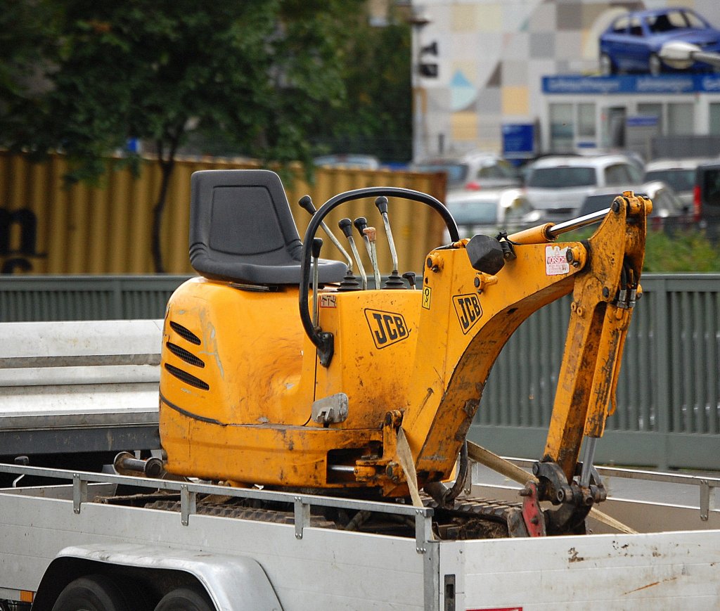 Viel kleiner geht es nun wirklich kaum noch (alles andere w�re nur noch Spielzeug), ein (Micro) Minibagger mit Raupen untendran + Sitz obendrauf mit Hydraulikgreifarm vom Hersteller JCB Typ 8008 bzw. 8010 CTS? auf einem H�nger gesichtet am 21.09.10 Berlin-Knobelsdorffstr.