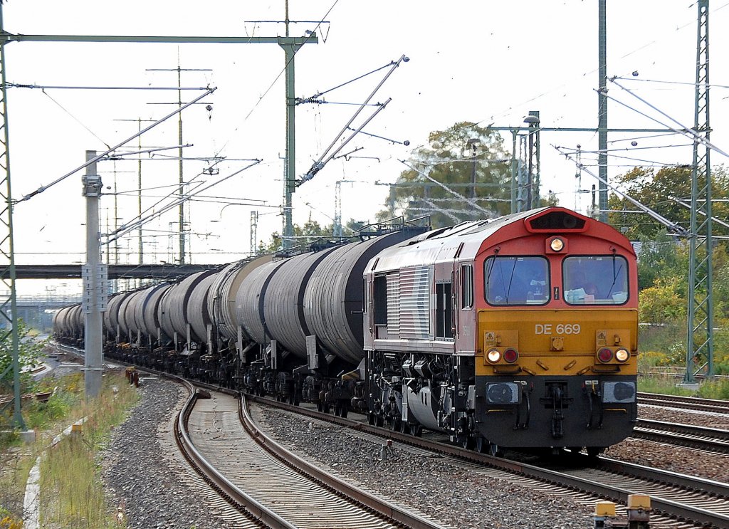 Viel seltener inzwischen zu sehen als in fr�heren Jahren, eine HGK Claas 66�r mit Kesselwagenzug, es ist DE 669 (92 80 1266 069-4 D-HGK) mit einem Ganzzug Heizoelkesselwagen bei der Durchfahrt im Bhf. Flughafen Berlin-Sch�nefeld, 16.09.10