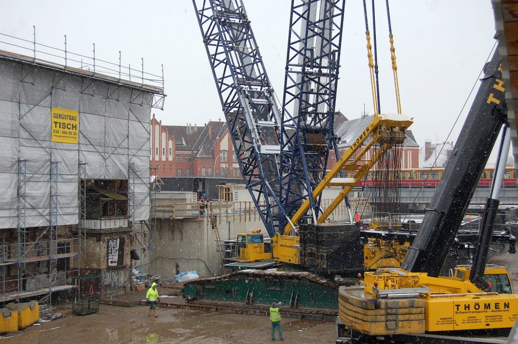 Vielleicht lags am Sauwetter, aber die Ketten und der gesamte Unterbau wirkten irgendwie so unspektakul�r, wirklich Eindruck erzeugen nur die gewaltigen Ausleger des LIEBHERR LR 1750 von TH�MEN, 26.11.10 Berlin-Ostkreuz.  