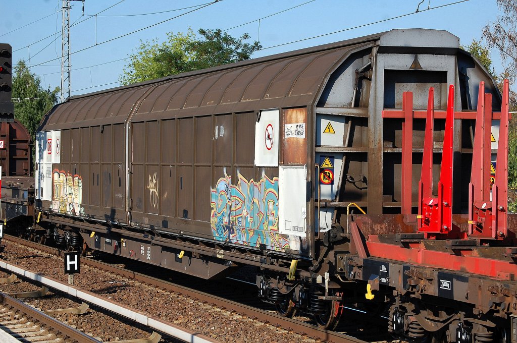 Vierachsiger, gro�r�umiger Schiebewandwagen der DB mit der Nr. 31 RIV 80 D-DB 2772 033-9 Habbins 354 in einem gemischten G�terzug am 02.08.13 Berlin-Karow.
