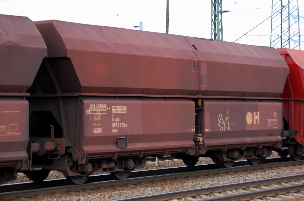 Vierachsiger Sch�ttgutwagen mit schlagartiger Schwerkraftentladung der DB eingestellt mit der Nr. 81 80 D-DB 6640 636-9 Falns 183, 11.04.12 Bhf. Flughafen Berlin-Sch�nefeld.