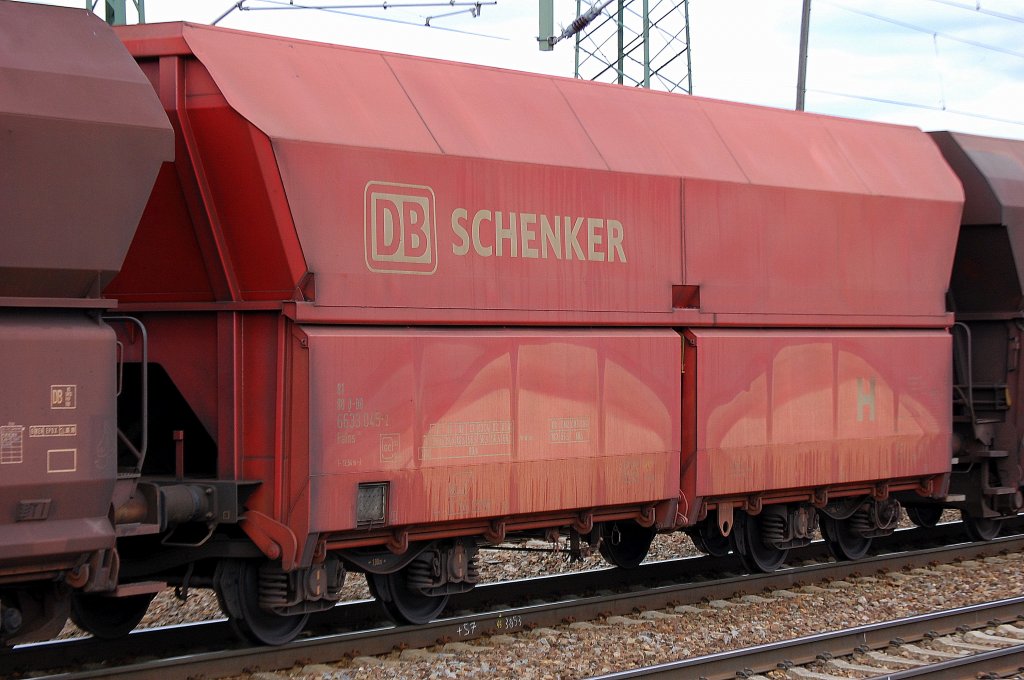 Vierachsiger Sch�ttgutwagen mit schlagartiger Schwerkraftentladung der DB eingestellt mit der Nr. 81 80 D-DB 6633 045-2 Falns 181, 11.04.12 Bhf. Flughafen Berlin-Sch�nefeld.