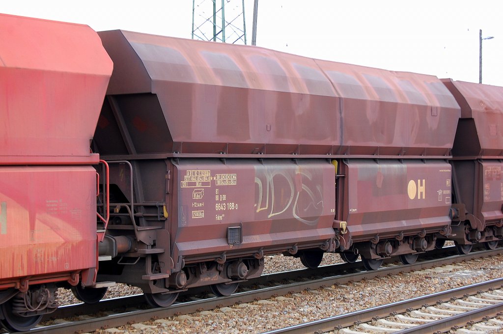 Vierachsiger Sch�ttgutwagen mit schlagartiger Schwerkraftentladung der DB eingestellt mit der Nr. 81 80 D-DB 6643 168-0 Falns 183.1, 11.04.12 Bhf. Flughafen Berlin-Sch�nefeld.