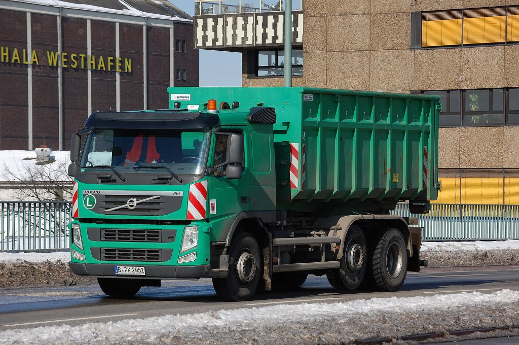 VOLVO 330 Abrollkipper vom Gartenamt Berlin Tiergarten, 13.03.13 Berlin-Putlitzbr�cke.