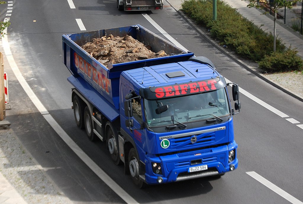 VOLVO 4-Achs Kipper mit 460 PS der Fa. SEIFERT, 05.09.12 unterhalb Berlin-Putlitzbr�cke