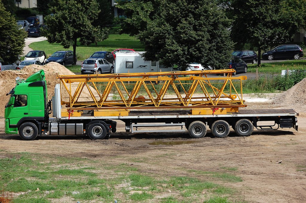 VOLVO 410 EEV Zugmaschine mit Flachauflieger mit Hochkranelementen beladen, 12.07.12 Berlin-Pankow.