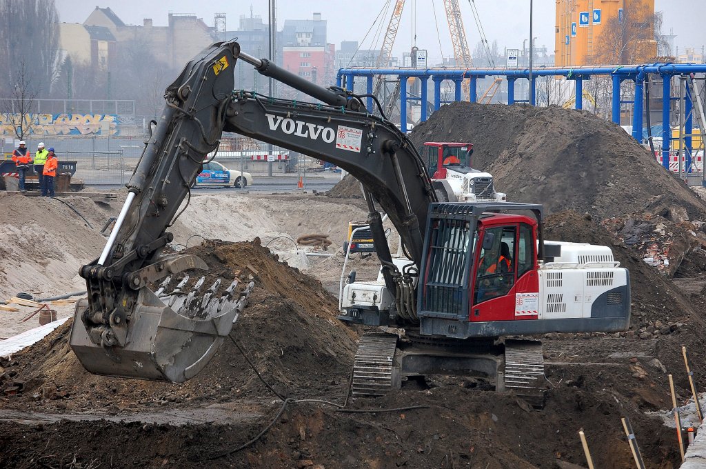 VOLVO EC 360C NL Raupenbagger der Fa. BTB, 10.04.13 Gro�baustelle am Berliner Hbf.
