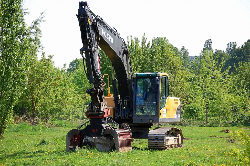 VOLVO EC210CL von vorne, 02.05.12 Berlin-Pankow.