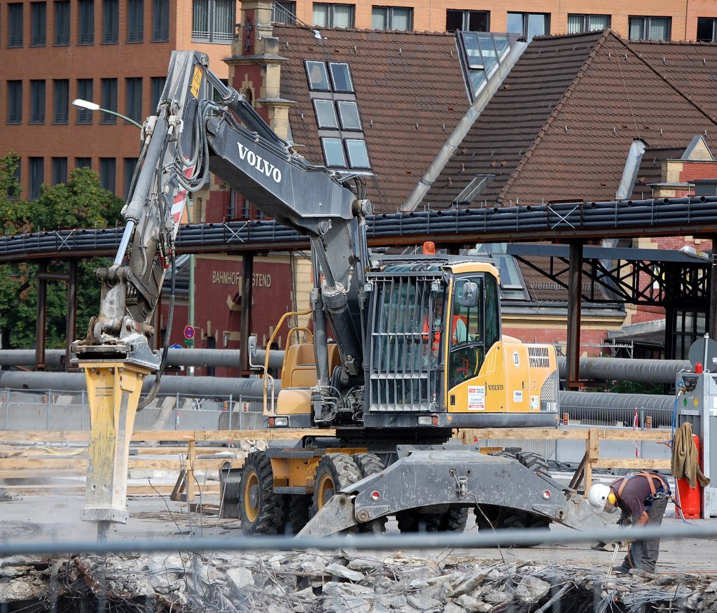 VOLVO EW180C bei Abri�arbeiten der Spandauer Damm Br�cke Berlin, 02.08.08
