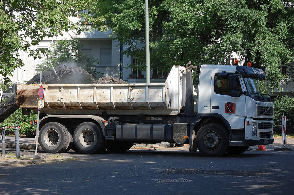 VOLVO FH 440 Abrollkipper der Fa. Rausch nimmt gerade Aspalt von einer Asphaltfr�se auf, 23.05.12 Berlin-Pankow.