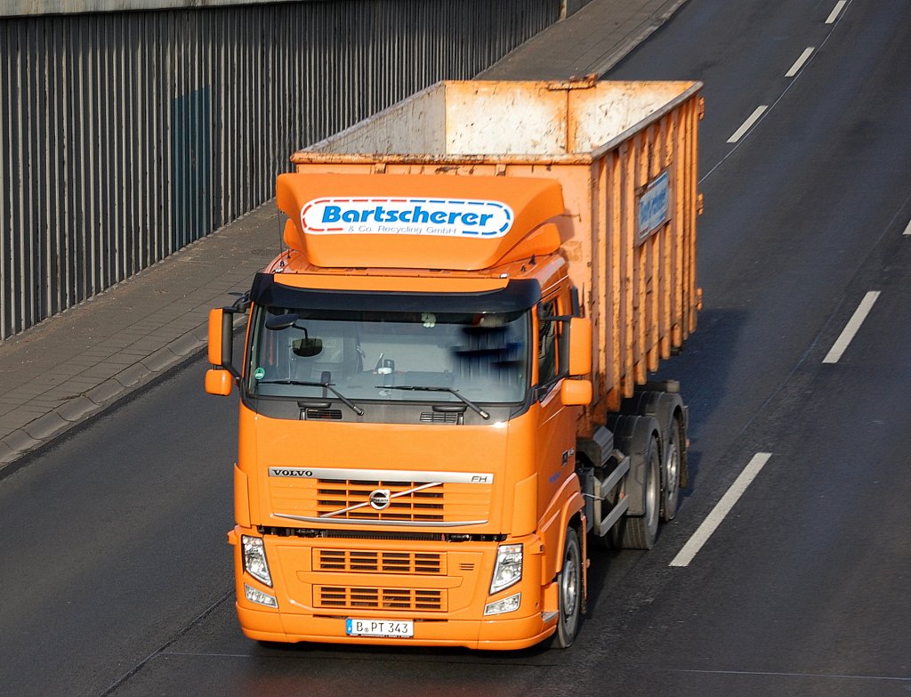 VOLVO FH 440 Abrollkipper der Recyclingfirma Bartscherer aus Berlin, 18.01.12 Berliner Stadtautobahn H�he Knobelsdorffstr.