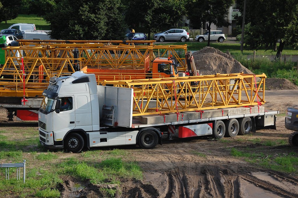 VOLVO FH 440 EURO5 (Globetrotter) Zugmschine mit Flachauflieger mit Hochkranelementen und Ballastgewichten beladen, 12.07.12 Berlin-Pankow.