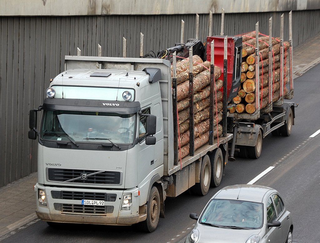 VOLVO FH 440 PS H�ngerzug mit Hydraulkgreifbagger und hohen Rungen f�r Holztransporte, 08.09.10 Berliner Stadtautobahn H�he Knobelsdorffstr.