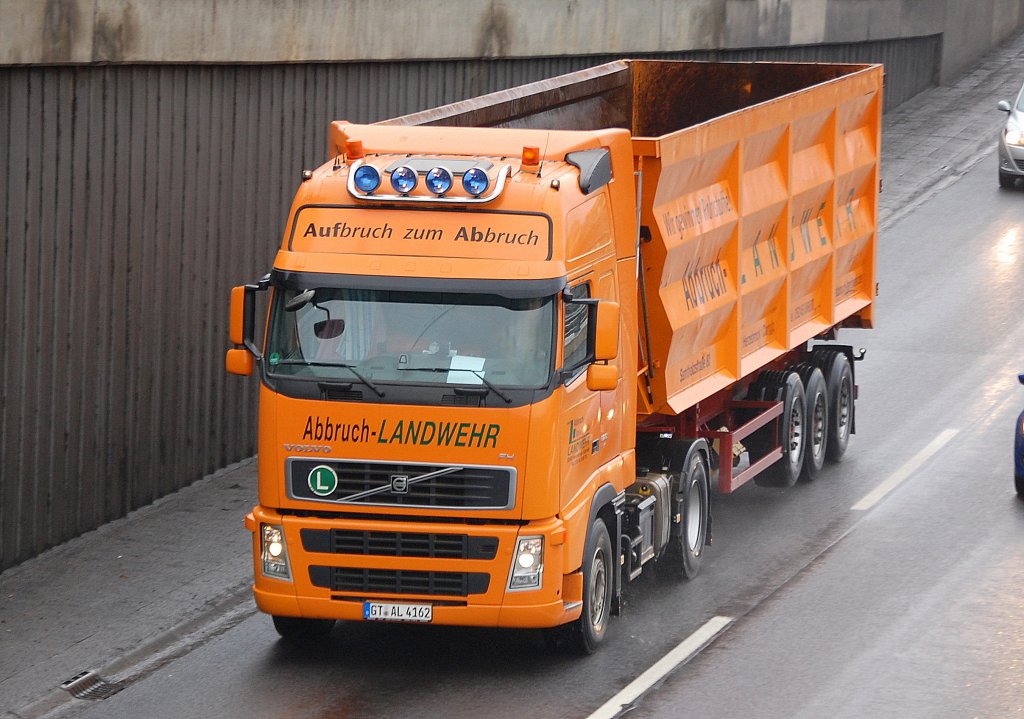 VOLVO FH 480 PS Sattelkipper mit gro�volumigen Kipperauflieger der Fa. Abbruch-LANDWEHR, 25.01.11 Berliner Stadtautobahn H�he Knobelsdorffbr�cke. 
