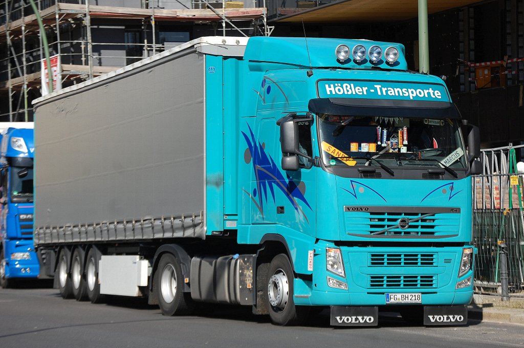 VOLVO FH Zugmaschine mit Auflieger der Fa. H��ler-Transporte, 02.07.12 Berlin-Pankow.