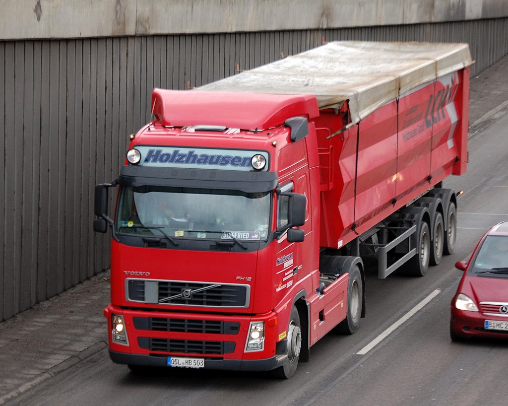 VOLVO FH12 420 PS Sattelkipper der Fa. Holzhausen mit gro�volumigen Kippauflieger der Fa. L�ck mit Planeabdeckung, 16.03.10 Berliner Stadtautobahn H�he Knobelsdorffbr�cke. 