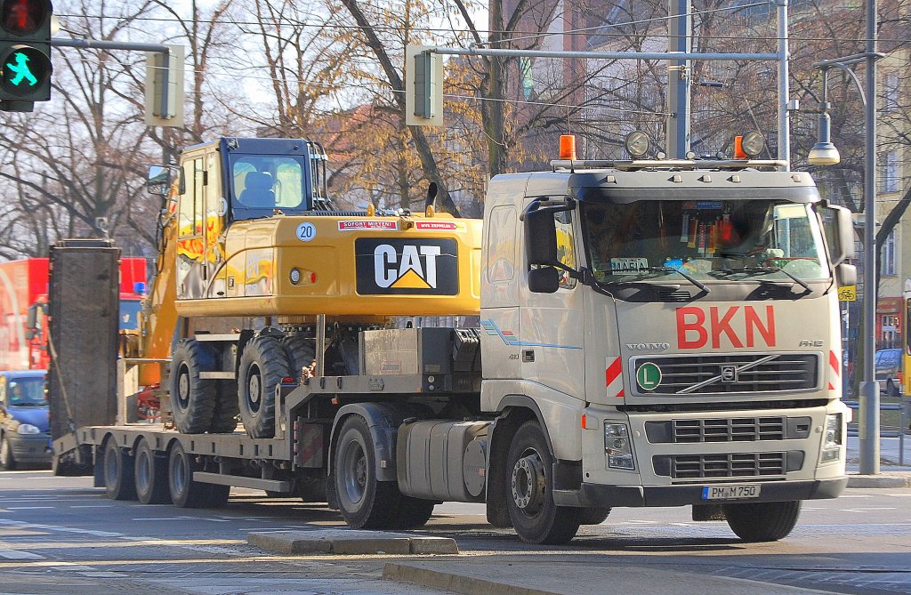 VOLVO FH12 420 PS Zugmaschine mit Tiefladeauflieger der Fa. BKN mit einem CAT M315D Mobilbagger beladen, 22.02.11 Berlin Sch�nhauser Allee.