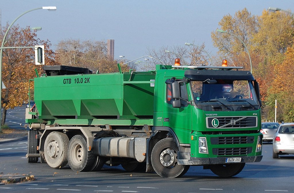 VOLVO FM 400 Euro5 Abrollkipper mit Spezialabrollbeh�ltnis f�r Asphalt (GTB 10.0 2K) auf dem Weg zum Berliner Westhafen, 02.11.11 