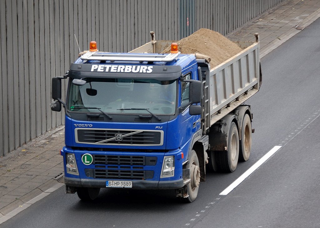 VOLVO FM 400 PS Kipper der Fa. PETERBURS mit Bausand beladen, 22.10.10 Berliner Stadtautobahn H�he Knobelsdorffstr.
