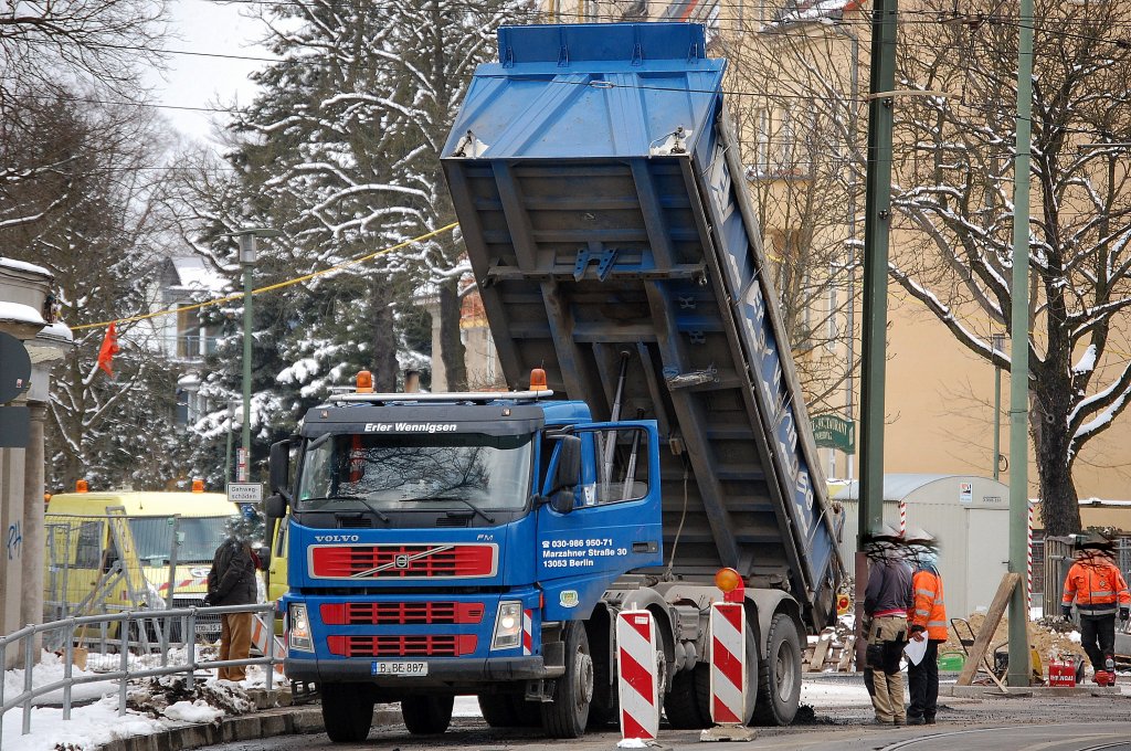 VOLVO FM 440 Kipper der Fa. Erler Wennigsen nach dem Abkipper von hei�em Asphalt in einen Stra�enfertiger, 22.03.13 Berlin-Pankow.