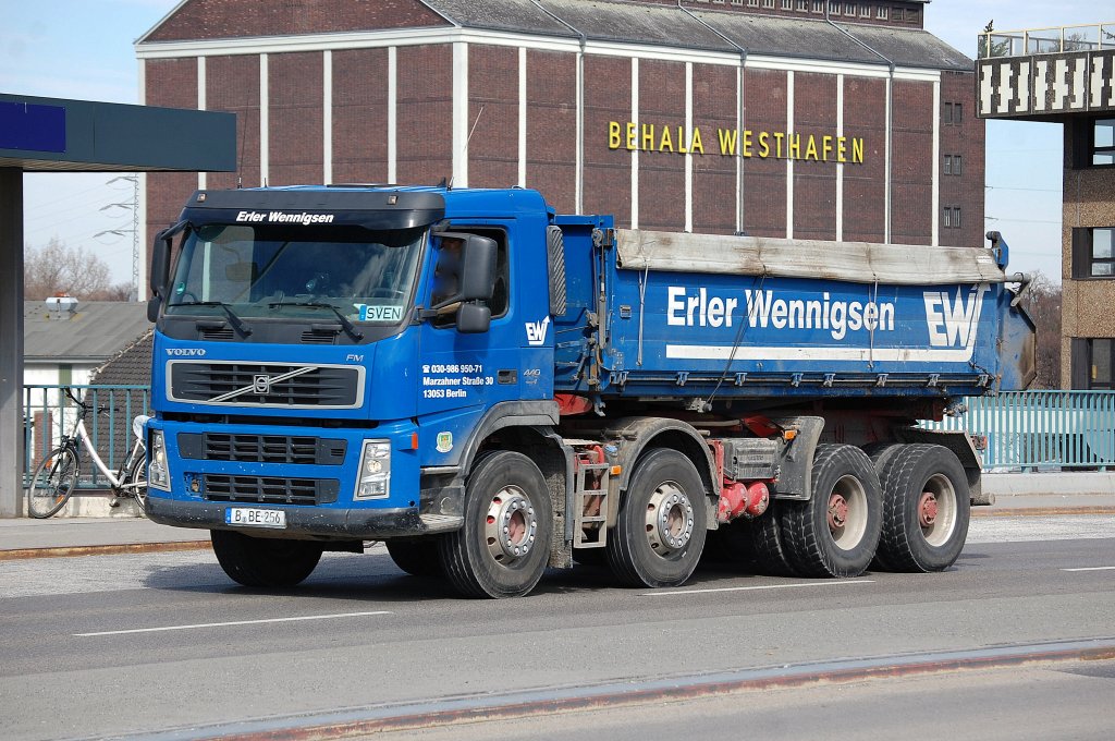 VOLVO FM 440 Kipper der Fa. Erler Wennigsen, 15.04.13 Berlin-Putlitzbr�cke. 