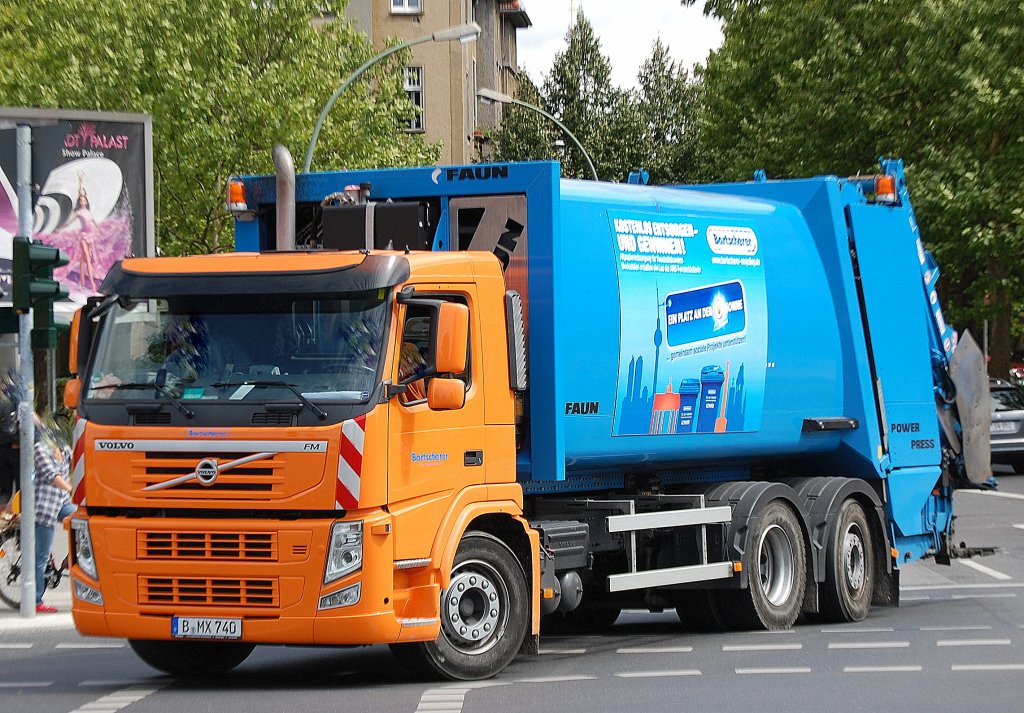 VOLVO FM M�llentsorgungsfahrzeug mit FAUN M�llpresse der Fa. Bartscherer, 09.08.12 Berlin-Pankow. 