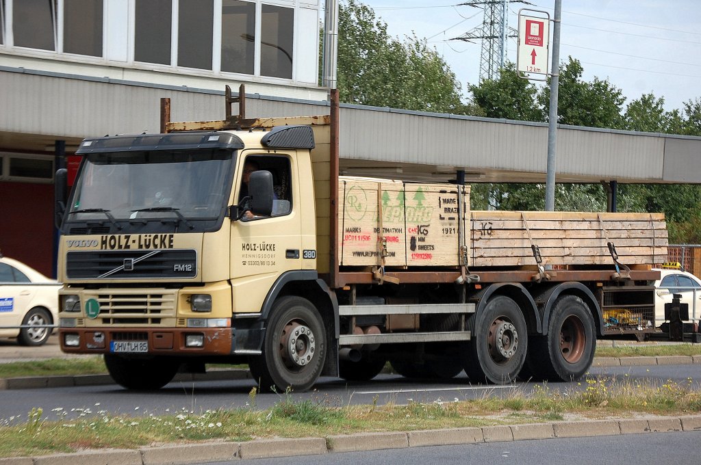 VOLVO FM12 380 PS Laster mit Ladefl�che f�r Holztransporte der Fa. Holz-L�cke, 23.08.11 Sch�nefeld b. Berlin.