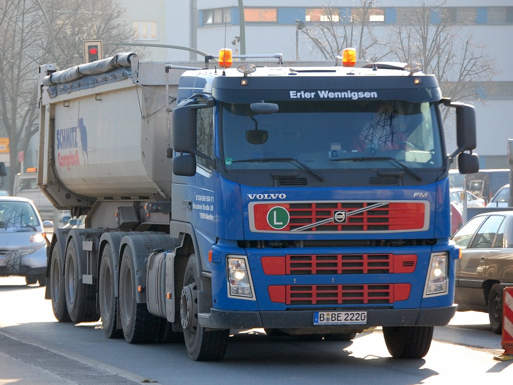 VOLVO FM5 440 PS Sattelkipper von Erler Wennigsen mit SCHMITZ Cargobull Auflieger, 03.04.09 Berlin Knobelsdorffbr�cke.