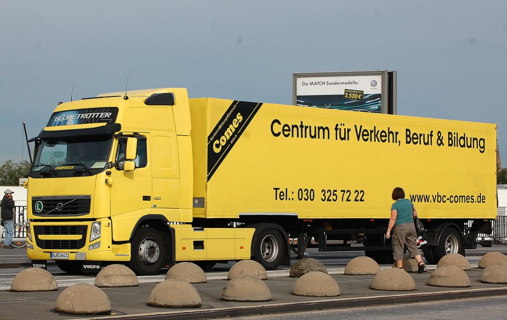 VOLVO GLOBETROTTER 420 PS Zugmaschine mit Auflieger der Fa. Comes, 26.09.12 Berlin-Beusselbr�cke.
