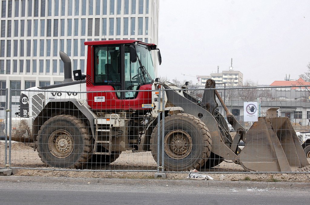 VOLVO L90F Radlader der Fa. BTB Breul an der Gro�baustelle am Berliner Hbf., 10.04.13