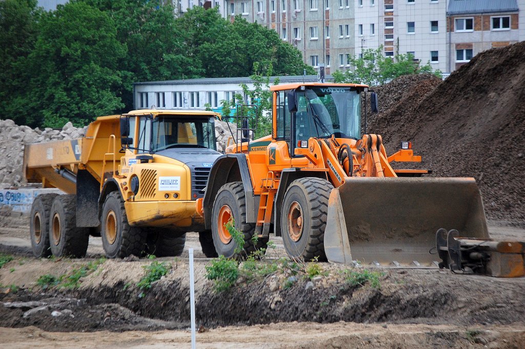 VOLVO Radlader L150F der Baufirma KEMMER + VOLVO Dumper A25D am 14.05.10 Gro�baustelle Berlin-Ostkreuz.