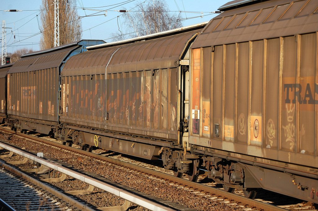 Vom Wageneinsteller Transwaggon in Schweden eingestellter vierachsiger Schiebewandwagen mit der alten Aufschrift NORDWAGGON mit dr Nr. 34 RIV 74 S-TWA 2744 381-2(P) Habins 951 am 23.03.12 Berlin-Karow. 