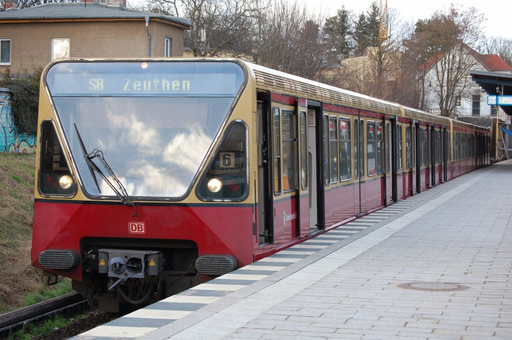 Von 1990-1994 wurden bei der Waggon-Union + AEG die Triebz�ge der BR 480 f�r die Berliner S-Bahn produziert, hier der Triebzug 480 058-7 auf Strecke S8 Richtung Zeuthen im Bhf. Birkenwerder im Winter 2007.