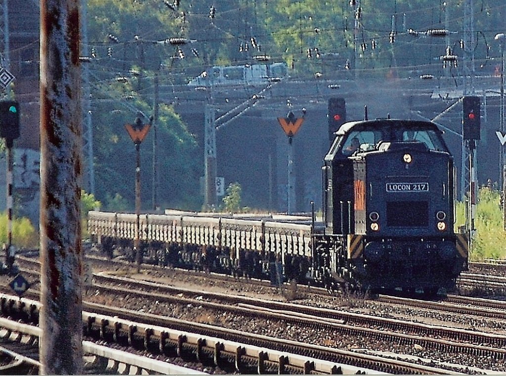 Von allen LOCON Loks habe ich die LOCON 217 (92 80 1203 123-5 D-LOCON, LEW Bj.1971) bisher am seltensten gesichtet, hier ein Bild aus der Ferne am 10.07.09 Berlin Greifswalder Str. 