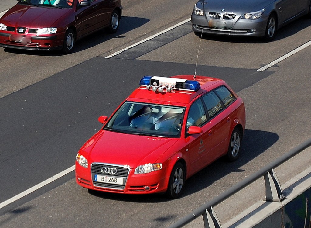 Von diesem Fahrzeugtyp gibt es drei bei der Berliner Feuerwehr, es ist ein Einsatzleitwagen (ELW 1) vom Typ Audi A6, 25.03.10 Berliner Stadtautobahn H�he Kaiserdamm.