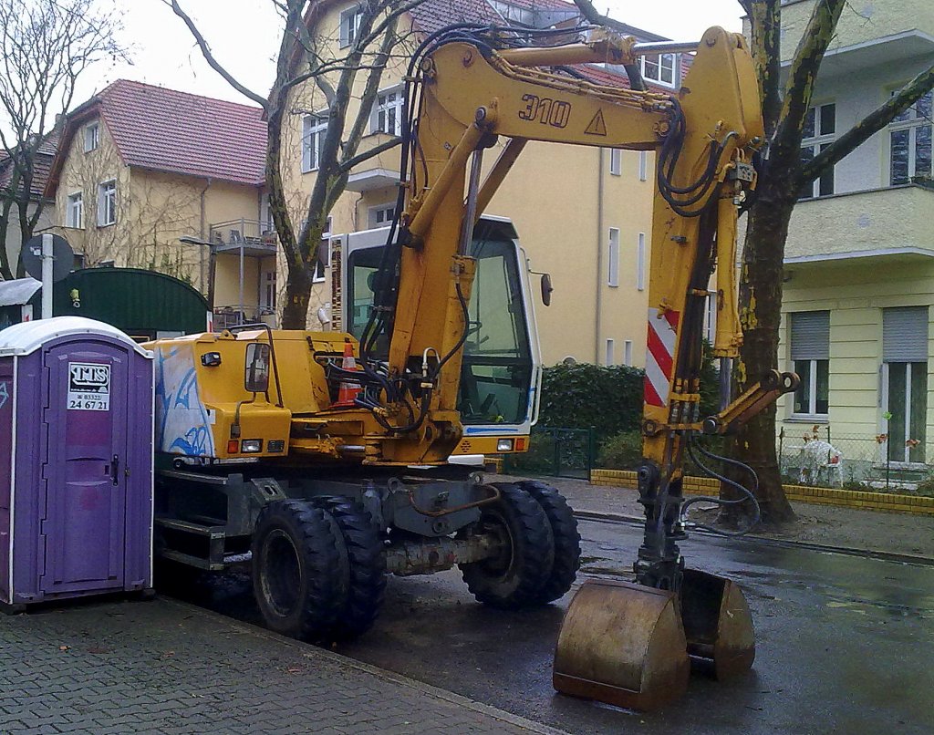 Von der Gegenseite der LIEBHERR 310 Mobilbagger der Fa. ESBE, 24.02.12 Berlin-Niedersch�nhausen.